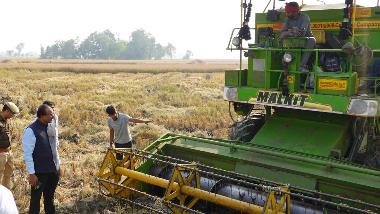 पराली मुक्त अभियान में डीएम–एसपी की संयुक्त कार्रवाई, एक कंबाइन मशीन सीज़